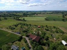 CORPS DE FERME AVEC DEPENDANCES ET GRAND MOBILHOME SUR TERRAIN SUR VEGETALISE DE 2ha16a90ca aux allures de camping! 250000€