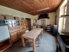 CORPS DE FERME AVEC DEPENDANCES ET GRAND MOBILHOME SUR TERRAIN SUR VEGETALISE DE 2ha16a90ca aux allures de camping! 250000€