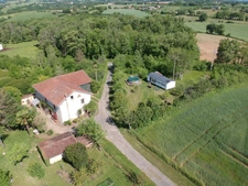 CORPS DE FERME AVEC DEPENDANCES ET GRAND MOBILHOME SUR TERRAIN SUR VEGETALISE DE 2ha16a90ca aux allures de camping! 250000€