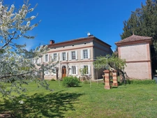 MAISON DE MAITRE AVEC  DEPENDANCES DEUX PIGEONNIERS SUR PARC DE 5000M²