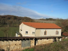 CORPS DE FERME AVEC 2 MAISONS RENOVEES ET NOMBREUSES DEPENDANCES A 10 MINUTES D'ALBI SUD 