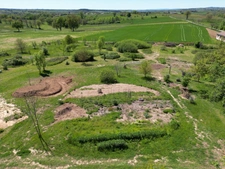 CORPS DE FERME AVEC DEPENDANCES ET GRAND MOBILHOME SUR TERRAIN SUR VEGETALISE DE 2ha16a90ca aux allures de camping! 250000€