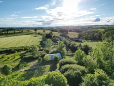 CORPS DE FERME AVEC DEPENDANCES ET GRAND MOBILHOME SUR TERRAIN SUR VEGETALISE DE 2ha16a90ca aux allures de camping! 250000€