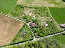 CORPS DE FERME AVEC DEPENDANCES ET GRAND MOBILHOME SUR TERRAIN SUR VEGETALISE DE 2ha16a90ca aux allures de camping! 250000€