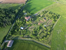 CORPS DE FERME AVEC DEPENDANCES ET GRAND MOBILHOME SUR TERRAIN SUR VEGETALISE DE 2ha16a90ca aux allures de camping! 250000€