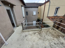 Maison dans centre ville 90m² T4 rénovée , avec garage/buanderie + terrasse +cour interieure +jardin +préau  95000€