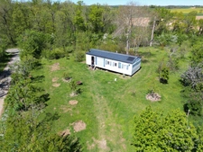 CORPS DE FERME AVEC DEPENDANCES ET GRAND MOBILHOME SUR TERRAIN SUR VEGETALISE DE 2ha16a90ca aux allures de camping! 250000€