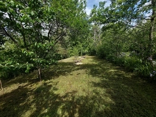CORPS DE FERME AVEC DEPENDANCES ET GRAND MOBILHOME SUR TERRAIN SUR VEGETALISE DE 2ha16a90ca aux allures de camping! 250000€