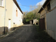 CORPS DE FERME AVEC 2 MAISONS RENOVEES ET NOMBREUSES DEPENDANCES A 10 MINUTES D'ALBI SUD 