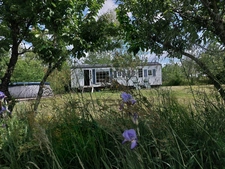 CORPS DE FERME AVEC DEPENDANCES ET GRAND MOBILHOME SUR TERRAIN SUR VEGETALISE DE 2ha16a90ca aux allures de camping! 250000€