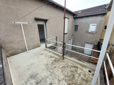 Maison dans centre ville 90m² T4 rénovée , avec garage/buanderie + terrasse +cour interieure +jardin +préau  95000€