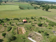 CORPS DE FERME AVEC DEPENDANCES ET GRAND MOBILHOME SUR TERRAIN SUR VEGETALISE DE 2ha16a90ca aux allures de camping! 250000€