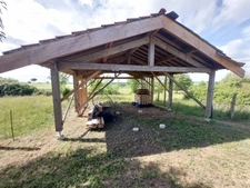 CORPS DE FERME AVEC DEPENDANCES ET GRAND MOBILHOME SUR TERRAIN SUR VEGETALISE DE 2ha16a90ca aux allures de camping! 250000€