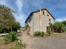 CORPS DE FERME AVEC DEPENDANCES ET GRAND MOBILHOME SUR TERRAIN SUR VEGETALISE DE 2ha16a90ca aux allures de camping! 250000€