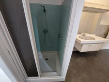 Maison dans centre ville 90m² T4 rénovée , avec garage/buanderie + terrasse +cour interieure +jardin +préau  95000€