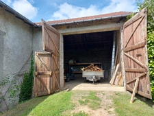 CORPS DE FERME AVEC DEPENDANCES ET GRAND MOBILHOME SUR TERRAIN SUR VEGETALISE DE 2ha16a90ca aux allures de camping! 250000€