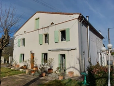 CORPS DE FERME AVEC PIGEONNIER DEPENDANCES +LOCAL COMMERCIAL + STOCKAGE+ TERRAIN EN UA2  319900€