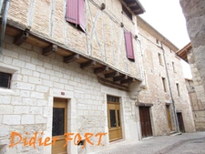 MAISON MEDIEVALE DE VILLAGE ENTIEREMENT RENOVEE  DPE B + DEUXIEME PETITE MAISON AVEC ETAGE QUI SERT DE GARAGE 290000€