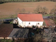 CORPS DE FERME AVEC 2 MAISONS RENOVEES ET NOMBREUSES DEPENDANCES A 10 MINUTES D'ALBI SUD 