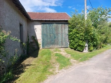 CORPS DE FERME AVEC DEPENDANCES ET GRAND MOBILHOME SUR TERRAIN SUR VEGETALISE DE 2ha16a90ca aux allures de camping! 250000€