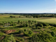 CORPS DE FERME AVEC DEPENDANCES ET GRAND MOBILHOME SUR TERRAIN SUR VEGETALISE DE 2ha16a90ca aux allures de camping! 250000€