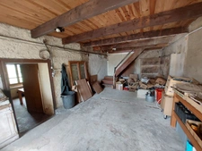 CORPS DE FERME AVEC DEPENDANCES ET GRAND MOBILHOME SUR TERRAIN SUR VEGETALISE DE 2ha16a90ca aux allures de camping! 250000€