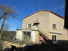 CORPS DE FERME AVEC 2 MAISONS RENOVEES ET NOMBREUSES DEPENDANCES A 10 MINUTES D'ALBI SUD 