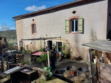 CORPS DE FERME AVEC 2 MAISONS RENOVEES ET NOMBREUSES DEPENDANCES A 10 MINUTES D'ALBI SUD 