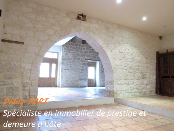 MAISON MEDIEVALE DE VILLAGE ENTIEREMENT RENOVEE  DPE B + DEUXIEME PETITE MAISON AVEC ETAGE QUI SERT DE GARAGE 290000€