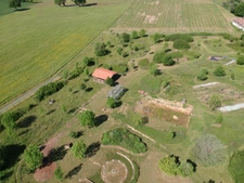 CORPS DE FERME AVEC DEPENDANCES ET GRAND MOBILHOME SUR TERRAIN SUR VEGETALISE DE 2ha16a90ca aux allures de camping! 250000€