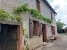 CORPS DE FERME AVEC DEPENDANCES ET GRAND MOBILHOME SUR TERRAIN SUR VEGETALISE DE 2ha16a90ca aux allures de camping! 250000€