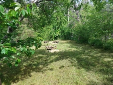 CORPS DE FERME AVEC DEPENDANCES ET GRAND MOBILHOME SUR TERRAIN SUR VEGETALISE DE 2ha16a90ca aux allures de camping! 250000€