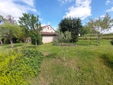 CORPS DE FERME AVEC DEPENDANCES ET GRAND MOBILHOME SUR TERRAIN SUR VEGETALISE DE 2ha16a90ca aux allures de camping! 250000€