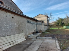 CORPS DE FERME AVEC PIGEONNIER DEPENDANCES +LOCAL COMMERCIAL + STOCKAGE+ TERRAIN EN UA2  319900€