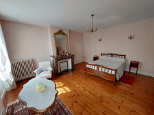 MAISON DE MAITRE AVEC  DEPENDANCES DEUX PIGEONNIERS SUR PARC DE 5000M²