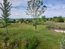 CORPS DE FERME AVEC DEPENDANCES ET GRAND MOBILHOME SUR TERRAIN SUR VEGETALISE DE 2ha16a90ca aux allures de camping! 250000€