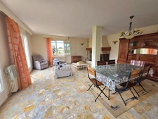 Maison traditionnelle non mitoyenne en impasse – 178,33 m² avec garages et fort potentiel à Istres