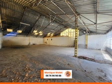 Maison à vendre à Sénas avec hangar attenant de 300 m² – Idéal artisan ou professionnel du bâtiment