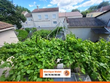 Maison à vendre à Sénas avec hangar attenant de 300 m² – Idéal artisan ou professionnel du bâtiment