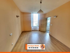 Maison à vendre à Sénas avec hangar attenant de 300 m² – Idéal artisan ou professionnel du bâtiment