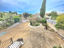 Maison traditionnelle non mitoyenne en impasse – 178,33 m² avec garages et fort potentiel à Istres