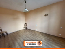 Maison à vendre à Sénas avec hangar attenant de 300 m² – Idéal artisan ou professionnel du bâtiment