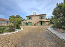 Maison traditionnelle non mitoyenne en impasse – 178,33 m² avec garages et fort potentiel à Istres