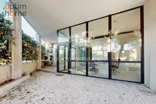 Bureau-local : salle de réunion, salle d'attente et 2 bureaux, cave, 1 studio, parkings privatif, terrasse