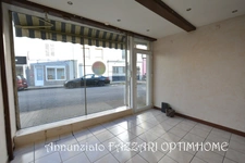 A vendre en exclusivité, proche de la Belgique et du Luxembourg, immeuble rénové en 2003 avec local commercial  et un appartement d’environ 68 ² habitables (deux chambres !