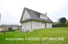 A vendre en exclusivité, proche de la Belgique et du Luxembourg, une spacieuse Maison individuelle de plain-pied de 132 m² habitable, 4 chambres, sur un beau terrain clos et arboré de 1530 m² ! 