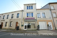 A vendre en exclusivité, proche de la Belgique et du Luxembourg, immeuble rénové en 2003 avec local commercial  et un appartement d’environ 68 ² habitables (deux chambres !