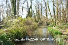 Au cœur d’un domaine clos de 1,5 hectare, ce moulin rénové offre un cadre unique entre étang, rivière et nature préservée.