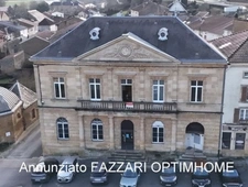 A vendre, proche Belgique et Luxembourg, une bâtisse exceptionnelle de 1900, entièrement construite en pierre de taille, située au cœur de Montmédy. 