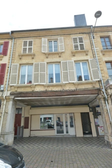 EXCLUSIVITÉ – STENAY CENTRE – VASTE APPARTEMENT SUR PLUSIEURS NIVEAUX AVEC GRANDE SURFACE EN REZ-DE-CHAUSSÉE À TRANSFORMER